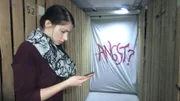 Einzelhandels-Azubi Luna wohnt in ihrer ersten eigenen Wohnung. Das Geld ist knapp, doch im Grunde ist Lunas Welt in Ordnung. Bis ein irrer Stalker in ihr Leben eindringt! Geköpfte Rosen im Wohnzimmer, anonyme Anrufe, manipulierte Stromleitungen – der Horror wächst unaufhörlich.