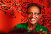 Anil Sikand, Doyen der Indischen Küche in Innsbruck im Restaurant Madhuban in der Müllerstraße: "Und dann haben wir Anfang der 80er in Innsbruck eine Pizzeria aufgemacht - die ist wirklich gut gelaufen. Aber immer mehr Leute haben gefragt, ob wir nicht auch indisch kochen könnten, und wir haben das dann eine Zeit lang kombiniert. Als wir dann vor der Frage gestanden sind, ob wir ganz umstellen sollen, war viel Bauchweh dabei, ob das auch klappt - wir haben drei Kinder, und wir wollten ihre Zukunft nicht gefährden."