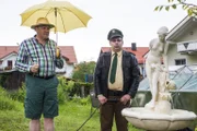 Schauen ganz schön doof aus der Wäsche: Polizeirat Reimund Griwidz (Michael Brandner, l.) und Martin Riedl (Paul Sedlmeir, r.) ...