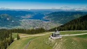 Die Wallberg-Kapelle. Seit Ende der fünfziger Jahre betreibt der Bayerische Rundfunk am Sender Wallberg auf dem 1.722 Meter hohen Wallberg im Mangfallgebirge eine Sendeanlage für diese Region.