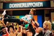 Jürgen von der Lippe wird von seinen Fans auf Händen getragen. Als Lendenwirbelstütze: Bundesarbeitsminister Norbert Blüm (Donnerlippen - Sendung von 1988)