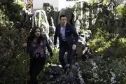 Maggie Vera (Sarah Jeffery, l.); Harry Greenwood (Rupert Evans, r.)