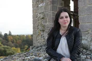Presenterin Janina Ramirez am Hedingham Castle in Essex nordöstlich von London.