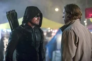 Arrow (Stephen Amell, l.), Bürger (Andrew Tkach)