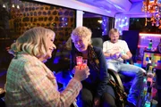 Lilo Wanders (l) im Gespräch mit Gesine Schwan (2.v.l.), im Hintergrund Ansgar Brinkmann (r). Weil es im "Nachtrausch"-Bus keinen Moderator gibt, entstehen echte, ungezwungene Gespräche. Die fünf Gäste geben einen intimen Einblick in ihr Privatleben und ihre Vergangenheit.