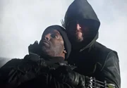 Paul Knox (Colin Lawrence, l.) und Oliver Queen (Stephen Amell)