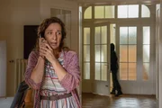 Als Sabine Schott (Clelia Sarto) die Leiche ihrer Schwester findet, ist sie so aufgelöst, dass sie nicht bemerkt, wie sich eine verdächtige Person aus der Wohnung schleicht.