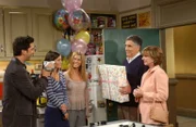 Feiern Emmas ersten Geburtstag: Ross (David Schwimmer, l.), Monica (Courteney Cox, 2.v.l.), Rachel (Jennifer Aniston, M.), Jack (Elliott Gould, 2.v.r.) und Judy (Christina Pickles, r.) ...