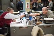 "Brooklyn Nine-Nine", "Wir schützen das, was ihr leckt." Ihr neuer Fall stellt Jake und Charles vor unangenehme Herausforderungen. Um einen Drogendealer zu fassen, müssen sie mit einem Beamten des U.S. Postal Service zusammenarbeiten, dessen Tollpatschigkeit die Ermittlungen eher blockiert als vorantreibt. Indes ist Amy kaum wiederzuerkennen, seit sie zu rauchen aufhören will. Sogar Captain Holt wird plötzlich rüde von ihr angepflaumt. Um dem Schrecken ein rasches Ende zu bereiten, versuchen ihr die Kollegen den kalten Entzug zu erleichtern.Im Bild (v.li.): Joel McKinnon Miller (Scully), Dirk Blocker (Hitchcock).