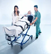 (1. Staffel) - Dr. Alex Reid (Erica Durance, l.) und Dr. Joel Goran (Daniel Gillies, r.) setzen alles daran, den im Koma liegenden Dr. Charlie Harris (Michael Shanks, M.) wieder ins Leben zurückzuholen ...