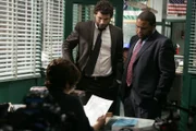 Lt. van Buren (S. Epatha Merkerson, vorne) bespricht mit den Detectives Lupo (Jeremy Sisto, li.) und Bernard (Anthony Anderson) das weitere Vorgehen mit dem potentiellen Informanten Sameer.