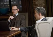 Wieder ist es Finch (Michael Emerson, l.), der sich der Zielperson undercover nähern muss, während Reese (Jim Caviezel) die Situation beobachtet.