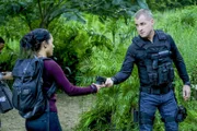 Riley (Tristin Mays, l.) und Jack (George Eads, r.) bereiten sich auf ihren noch unbekannten, aber sehr gefährlichen Gegner vor ...