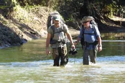 Der britische Bergsteiger und Abenteurer Joe Simpson (r.) begibt sich gemeinsam mit Survival-Experte Ed Stafford (l.) auf eine gefährliche Reise durch den unberührten Dschungel von Myanmar (auch bekannt als Burma).