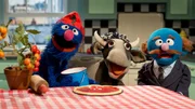 Grobi (li.) backt eine Pizza für den Blauen (re.)