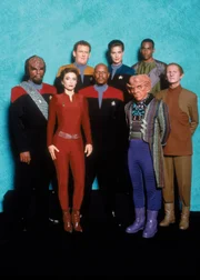 v.l.n.r.: Lt. Commander Worf (Michael Dorn), Major Kira (Nana Visitor), Chief O'Brien (Colm Meaney), Captain Sisko (Avery Brooks), Lt. Commander Jadzia Dax (Terry Farrell), Quark (Armin Shimerman), Jake Sisko (Cirroc Lofton) und Odo (Rene Auberjonois).
