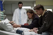 Claire (Jessica Schwarz) und Kessel (Fritz Karl) am Krankenbett von Ruby (Cya Emma Blaack) nach ihrem epileptischen Anfall