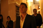 Kommissar Javier Falcón gespielt von Marton Csokas.