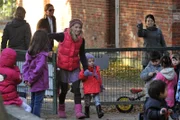 Franzi (Rhea Harder, M.) auf dem Weg in den Kindergarten mit ihrer Tochter Emma (Jette/Julina Blum).