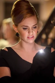 Kelli Garner (Kate Cameron).