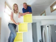 Tiny House Hunters Season3 EP Simply Downsizing, Tiny House Hunters Staffel3 EP Decrescendo
Our homebuyer, Mark with friend Julie (R) and realtor Dianna tour this tiny yellow house. Located in Carpintera, CA, as seen on Tiny House Hunters.