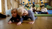 Spielende Babys Lucas und Ted
