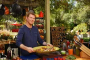 Outdoor-"Grillmeister" Bobby Flay widmet sich in jeder Episode einer anderen Region und verwendet dabei zahlreiche Zutaten aus der ganzen Welt.