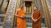 Die Mönche Phramaha Sirichai Sukhayano (l.) und Mongkol Atimakalo stehen vor einem Tempel.