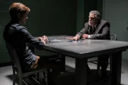 Im Verhör möchte Detective Greer (Bruce McGill, r.) seinen Verdacht, MacGyver (Lucas Till, l.) sei aufgrund seiner Vergangenheit gepaart mit seiner Militärausbildung aggressiv und gefährlich, bestätigt sehen ...