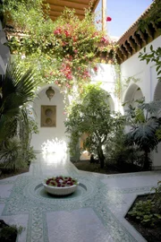 Höchste Handwerkskunst im Innenhofgarten eines privaten Riads in Marokko.