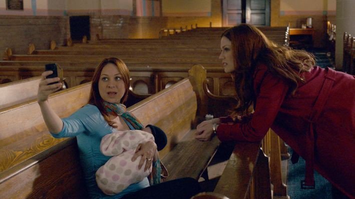 Jessica Kings (Amy Price-Francis, r.) Schwester Lisa (Sadie LeBlanc) hat ihre Tochter Lola zur Welt gebracht und wünscht sich Jess und als Taufpaten.