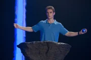 Erik (Alex Cubis) in der Kammer der Meermänner. Er hat den magischen Stein aus dem Dreizack und will damit die Kammer aktivieren. Erik denkt, er sei für diese Aufgabe auserwählt.