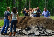 Als außerhalb der Kuppel eine Naturkatastrophe die Menschen in Angst und Schrecken versetzt, fühlen sich Barbie (Mike Vogel, l.) und Eva (Kylie Bunbury, 2.v.l.) in ihrem Glauben an Christine und die Kuppel bestätigt ...