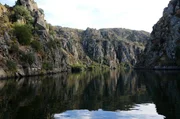 Auf seinem Weg nach Portugal passiert der Duero romantische Felsennester, historische Handelsstädte und liebliche Täler. In Millionen Jahren entstand so auch dieser Canyon.