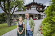 Luigi von Pasquali mit seiner Tochter vor dem Hotel Tennerhof
