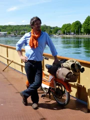 Seit über 250 Jahren verbinden Fährschiffe die Chiemsee-Inseln; François Skyvington hier an Bord eines Schaufelraddampfers