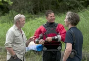 Nach seiner Rückkehr berichtet Steve Backshall (Mitte) von seiner Kajaktour auf dem Drangme Chu. George McGavin (links) und Gordon Buchanan hören gespannt zu.