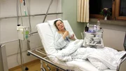 Bis zu ihrem 17. Lebensjahr führte Janine (s. Bild) ein ganz normales Teenager-Leben. Seit einer verschleppten Erkältung leidet Janine jedoch unter einem Herzklappenfehler. Eine Blinddarm-OP ändert ihr Leben schließlich schlagartig, denn seit der Operation sind Janines Darm und Blase lahmgelegt. Die Ärzte stehen bis heute vor einem Rätsel, was die plötzliche Lähmung verursacht hat.