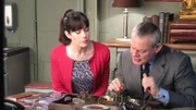 Haben ihren ersten Streit als Frischvermählte, ausgerechnet in dem Moment, in dem ihre Dinnergäste Dennis und Karen Dodds eintreffen: Doc Martin (Martin Clunes, r.) und Louisa (Caroline Catz, l.) ...