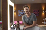 (1. Staffel) - Als Make-up Artist  weiß Alex ganz genau, wie man mit einigen geschickten Handgriffen wahre Wunder vollbringen kann ...