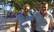 Vor vier Monaten haben Caro und Markus ihre "Strandperle" in Paguera eröffnet. Das größte Ärgernis der Auswanderer aktuell: vor ihrem Café hat eine Hüpfburg für Kinder Stellung bezogen. Die Sicht aufs Meer ist futsch...