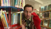 Charlie und Lola möchten in der Bücherei ihr Lieblingsbuch über Insekten ausleihen.Â