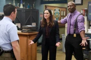 Charles Boyle (Joe Lo Truglio, l.), Amy Santiago (Melissa Fumero), Terry Jeffords (Terry Crews)