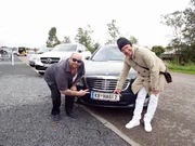 Die Doku zeigt das Aufeinanderprallen zweier Welten: Der Luxusimmobilienmakler Manfred Hagsteiner (r.) und seine Frau Uschi aus Kitzbühl treffen auf den Straßenreiniger Sascha Mahlberg (l.) und Frau Tanja aus Köln Wesseling.