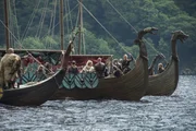 Ragnar (Travis Fimmel, 6.v.r.) und Lagertha (Katheryn Winnick, 7.v.r.) und ihre Leute brechen auf nach Paris ...