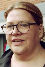 Ilka Bessin will den Menschen eine Stimme geben, die sonst kein Gehör finden und über die teils dramatischen Folgen der Armut in unserem Land aufklären. In jeder Folge besucht sie eine andere deutsche Stadt.
