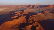 Namibia: Das Sossusvlei ist eine von Sanddünen umschlossene Salz- Ton-Pfanne.