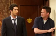 Ross (David Schwimmer, l.), der momentan etwas durch den Wind ist, ist entsetzt, als er Chandler (Matthew Perry, r.) beim Lauschen ertappt ...