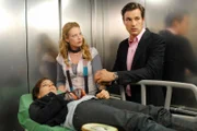 Gretchen (Diana Amft) ist mit der verletzten Nina (Mina Tander, liegend) auf dem Weg in die Notaufnahme. Im Aufzug erkennt Nina, dass es sich bei Dr. Meier (Florian David Fitz) um ihren Exfreund handelt!