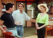 Tony (Tony Danza, M.) macht eine neue Kundin (Jill Jacobson, r.) mit Al (William Gallo, l.) bekannt.